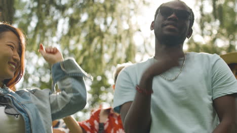 amigos en un festival de música al aire libre