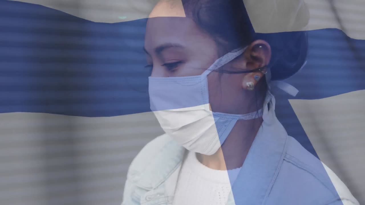 얼굴 마스크를 쓰고 있는 여성에게 핀란드  ⁇ 발을 흔들고 있는 기침