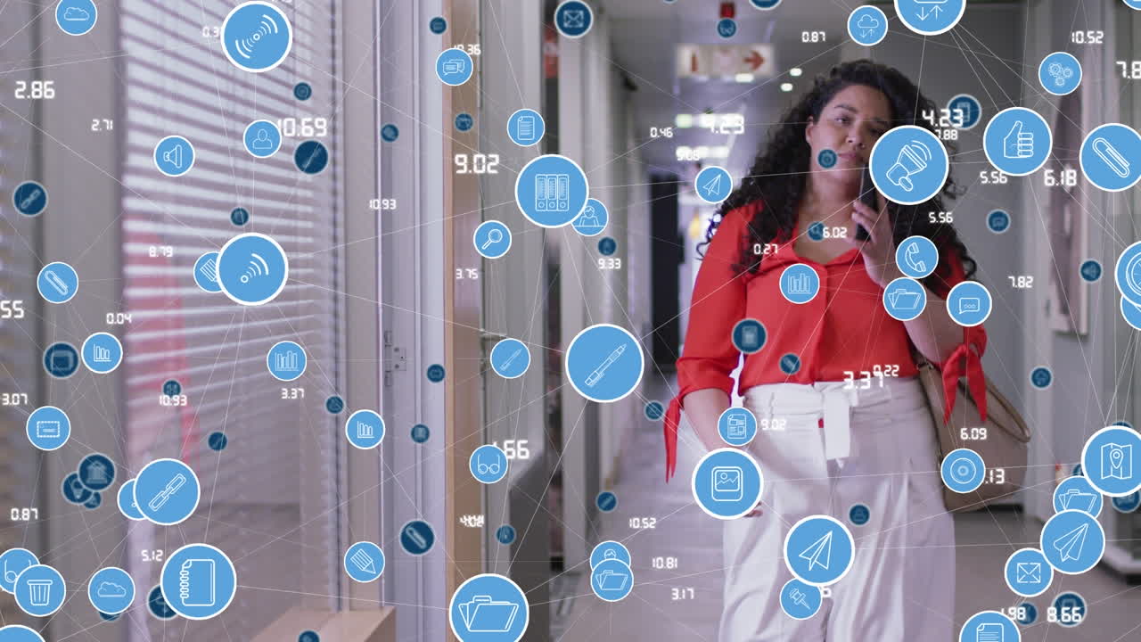 사무실에서  ⁇ 드폰으로 이야기하는 두 인종의 여성에 대한 라인과 연결되는 컴퓨터 아이콘의 애니메이션