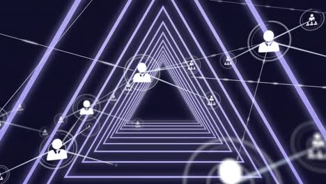 red de iconos digitales contra un túnel triangular brillante azul neón sobre un fondo negro