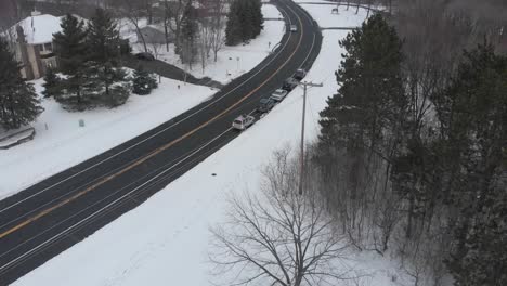 imágenes aéreas de una autopista en minnesota durante una tarde nublada de invierno