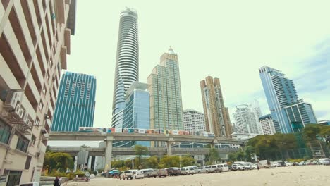 Blick-Vom-Krankenhaus-Auf-Den-Skytrain-In-Bangkok