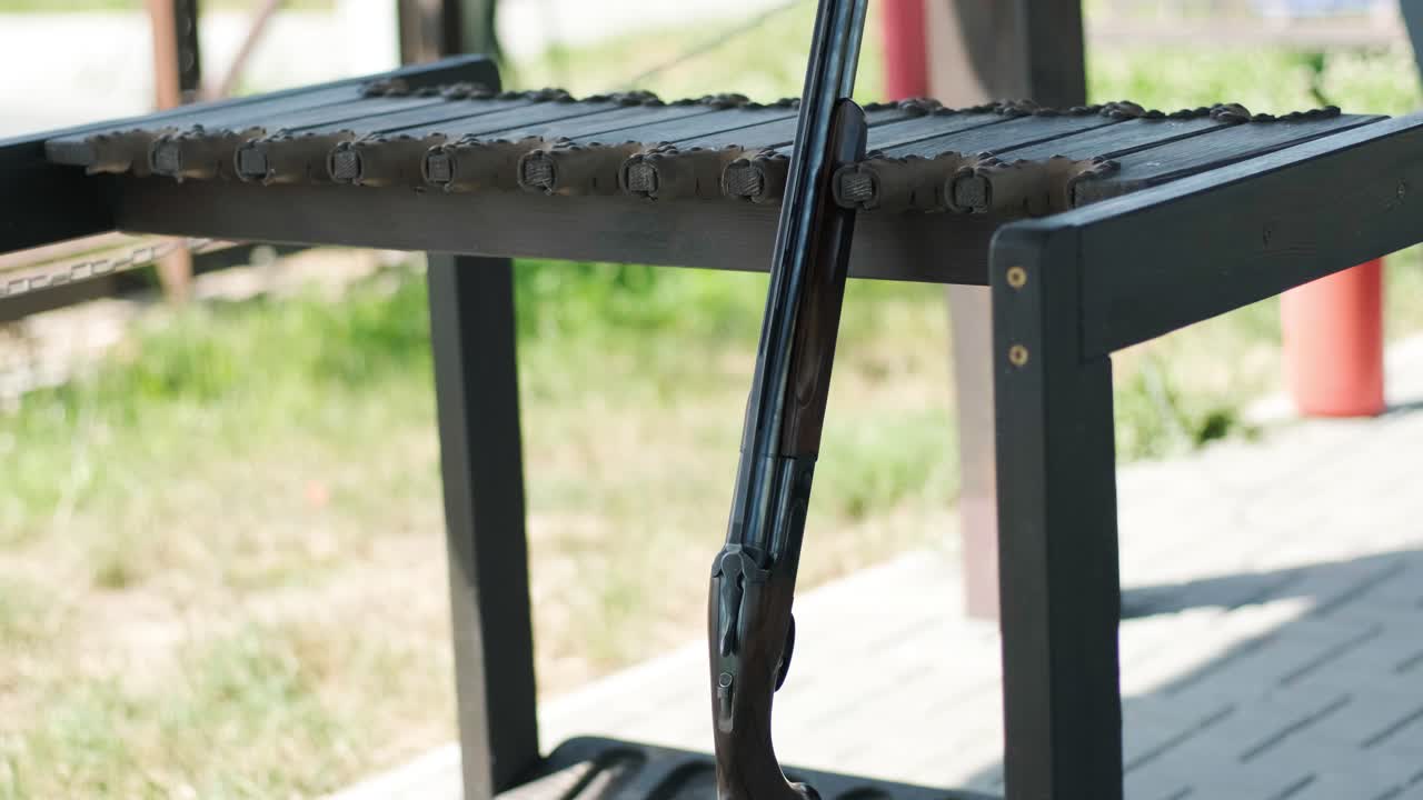 사냥 소총과 총알. 사격총. 근접. 사격장에서 총으로 스포츠 사격.