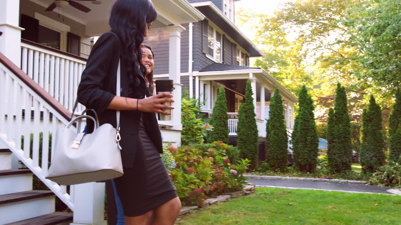 사업가 어머니 가 딸 을 데리고 학교 로 가는 길 에서 일 하고 있다