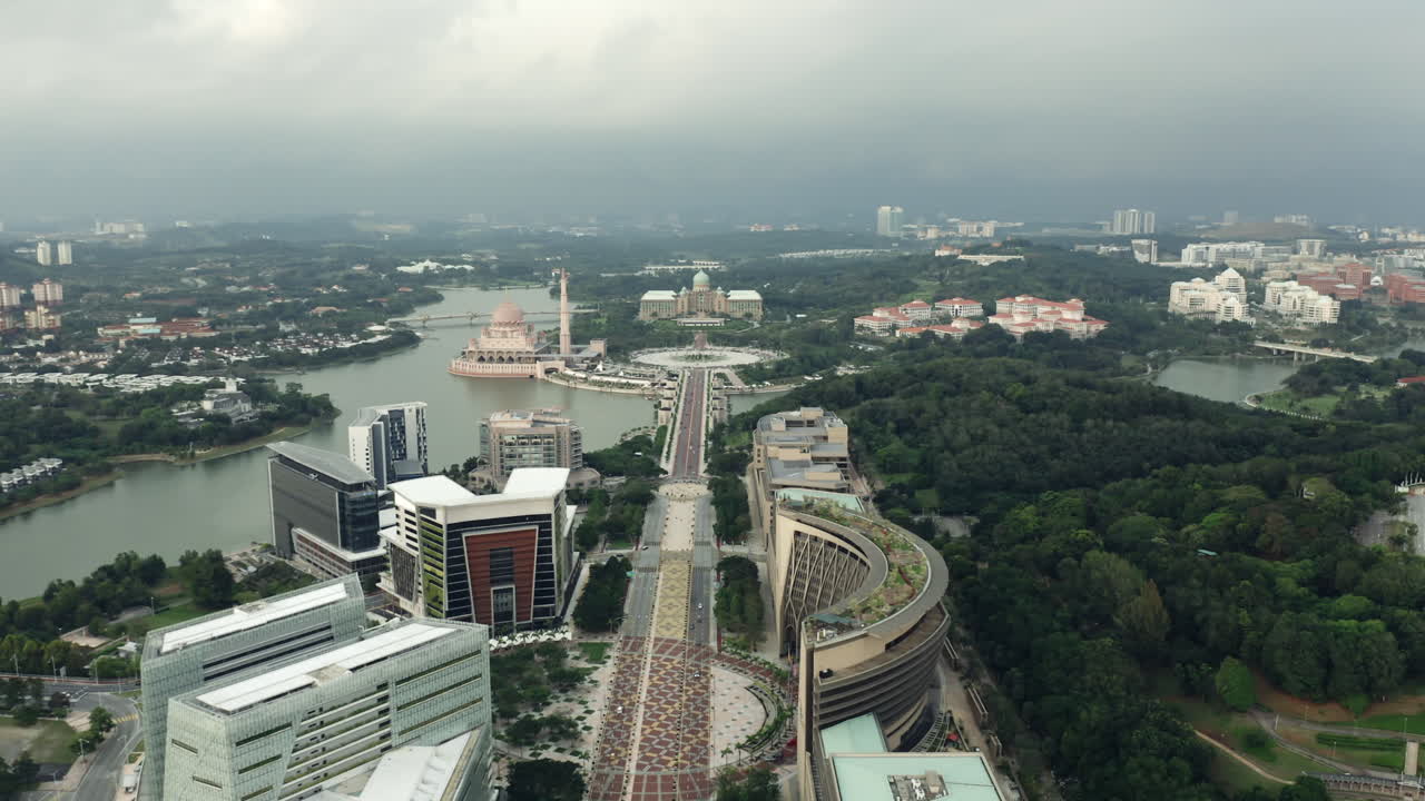 マレーシアのプトラ橋、プトラ広場、ペルダナ・プトラの広角空撮