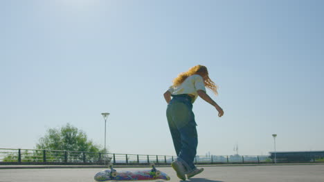 patinadora femenina falla en el truco de patinaje en cámara lenta deporte urbano