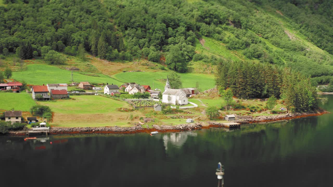 Letecký pohled na vesnici v Bakka, Norsko