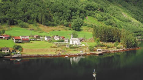 Vista-Aérea-Del-Pueblo-De-En-Bakka,-Noruega