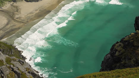 Zeitlupe-Von-Wellen,-Die-Zum-Sandstrand-Krachen,-Aufgenommen-Von-Weit-Oben