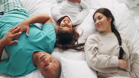 feliz, relajarse y mañana con la familia en el dormitorio