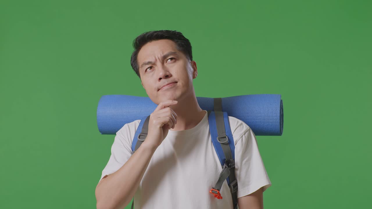 배을 들고 있는 남자