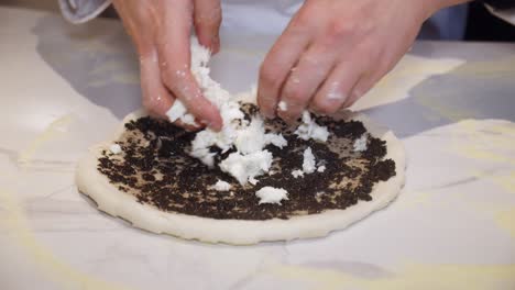 El-Chef-Agrega-Queso-Mozzarella-Encima-De-La-Masa-De-Pizza-Con-Salsa-De-Trufas