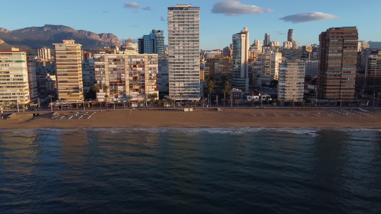 vista aérea deslizante de los hoteles y resorts en la playa de benidorm, españa