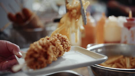 Servieren-Von-Corn-Dogs-Mit-Pommes-Frites-In-Der-Festküche