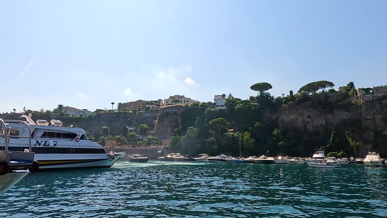 Barche che navigano lungo la costa di Sorrento