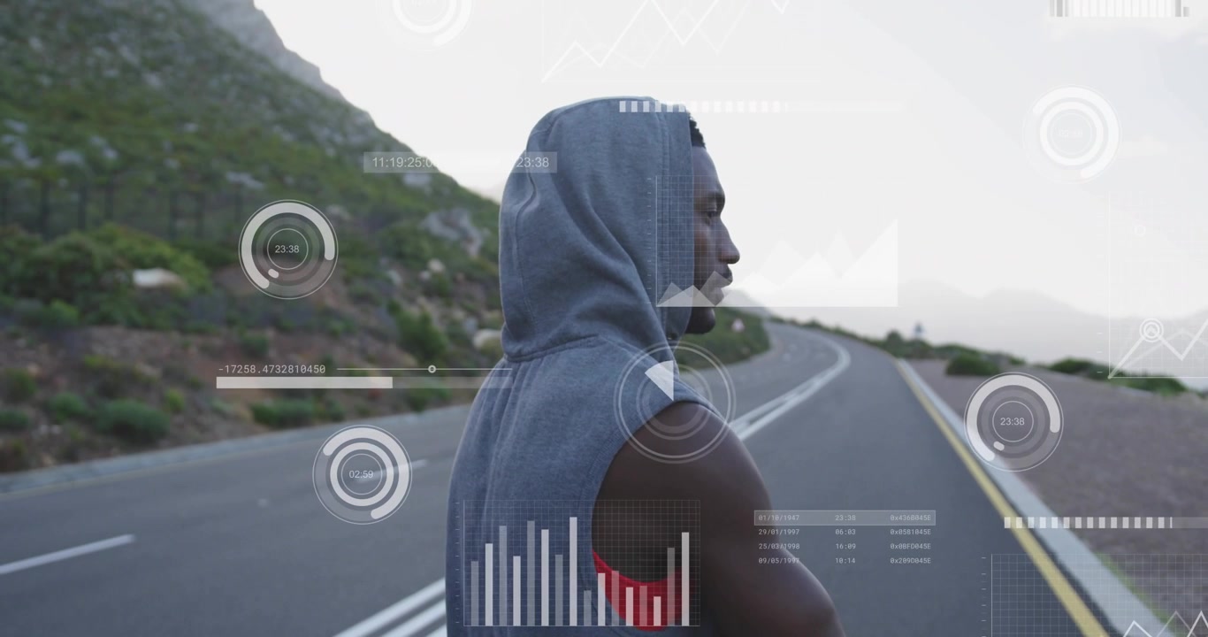 Corridore uomo in piedi su una strada costiera che scansiona il percorso mentre i grafici fitness HUD appaiono gradualmente, preparandosi per la corsa