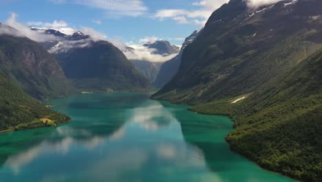 Hermosa-Naturaleza-Noruega-Paisaje-Natural-Lago-Lovatnet.