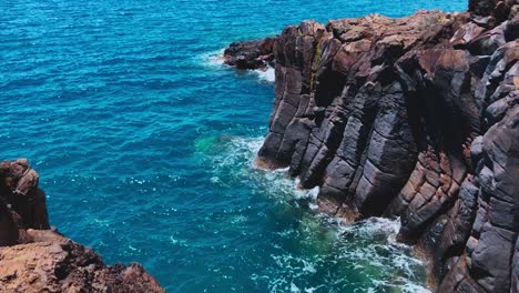 Meereswellen-Umspülen-Die-Küste-Aus-Vulkanischem-Gestein-Auf-Madeira