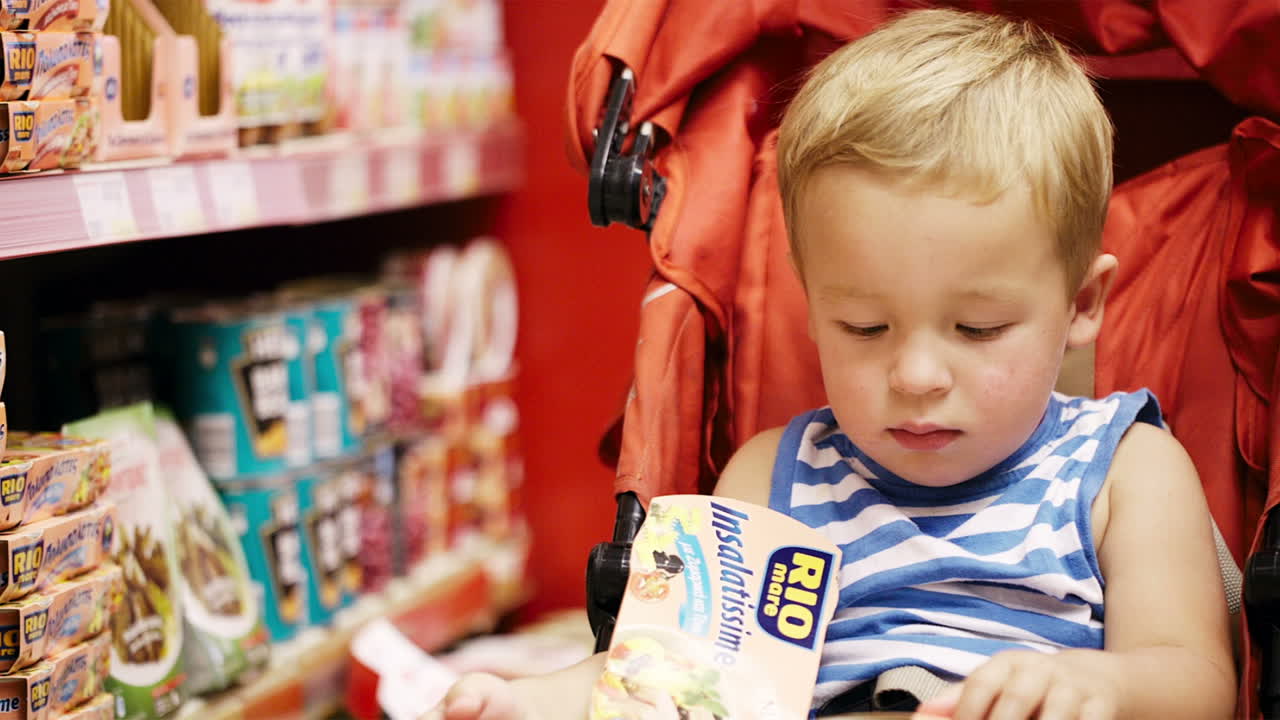 niño pequeño en la tienda.