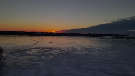 Luftaufnahme-über-Einem-Zugefrorenen-See-Bei-Sonnenaufgang