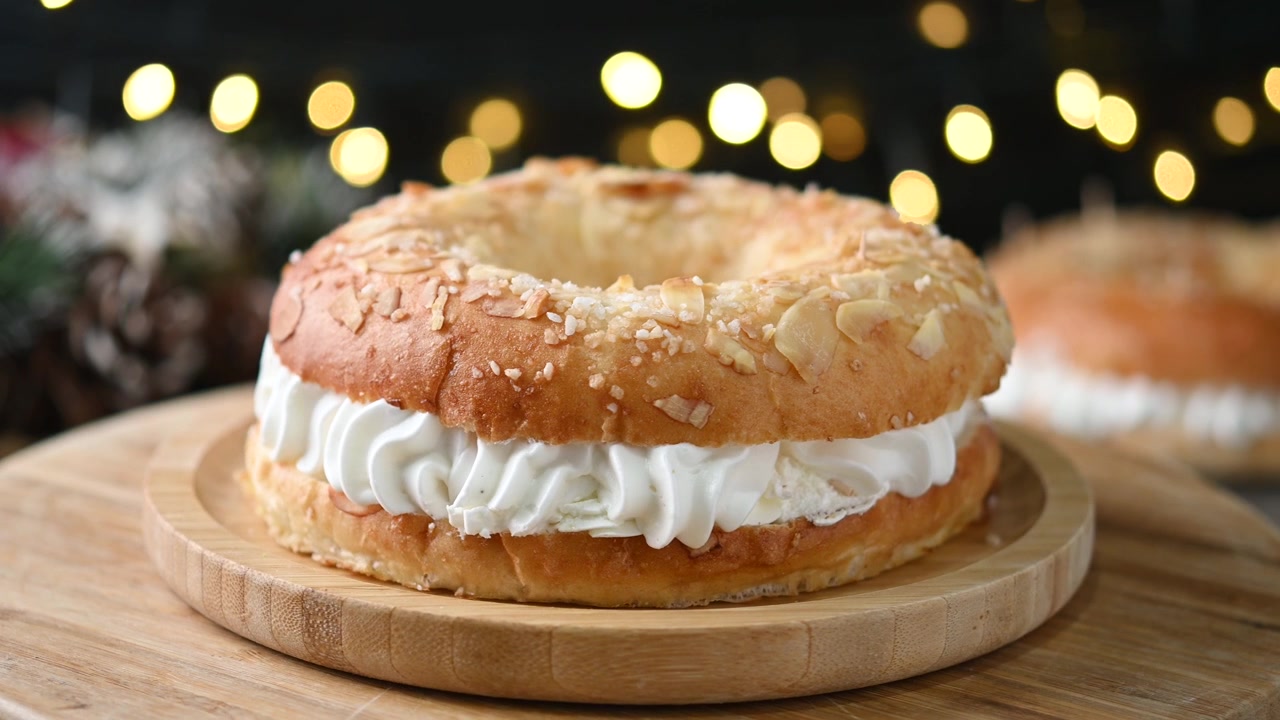 Torta Tradizionale Roscon de Reyes con Frutta Candita e Zucchero