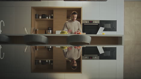 hombre preparando el desayuno en una cocina moderna