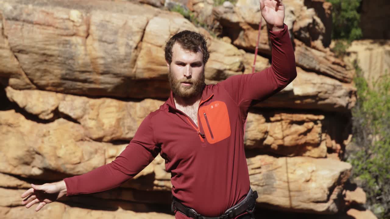 высококлассный спортсмен, ходящий на slackline 4k