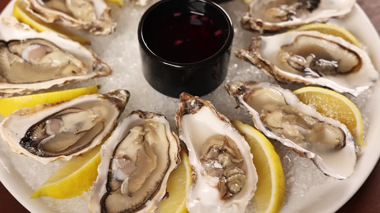 신선한 오스트리, 레몬과 소스