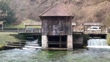 casa con molino en el rio