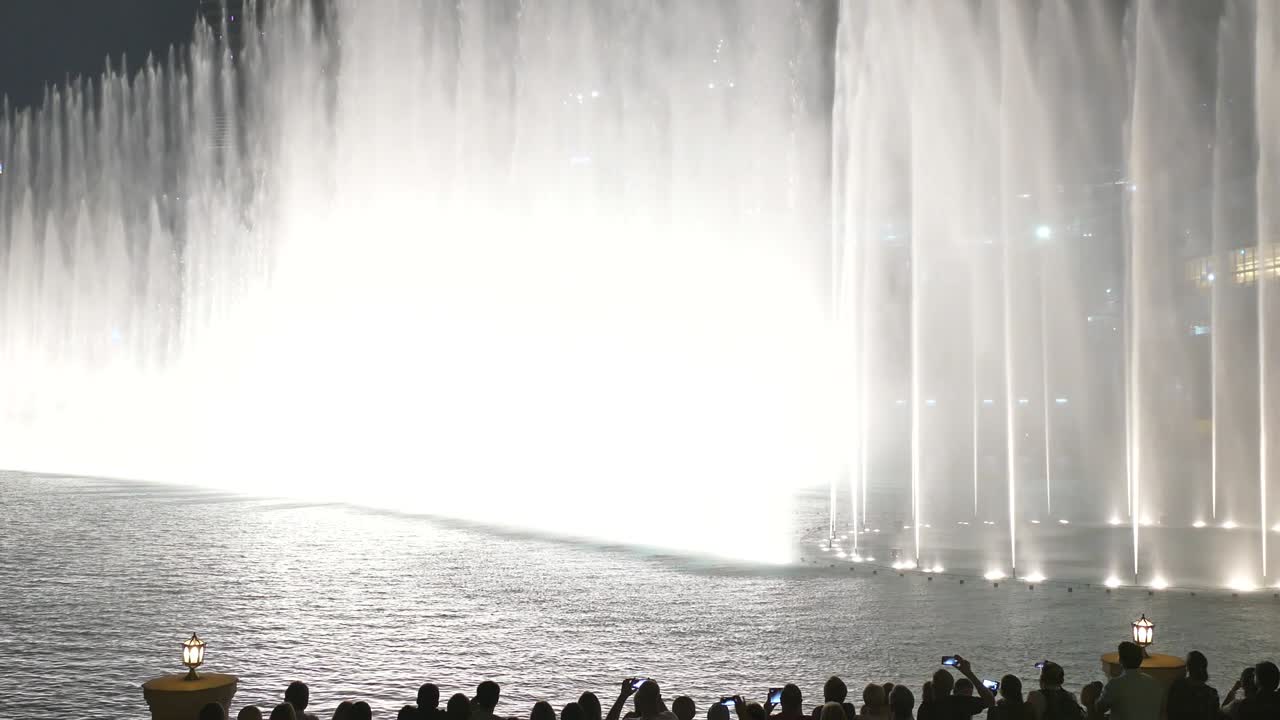 두바이의 춤추는 분수 (dancing fountain of dubai) 는 부르지 칼리파 (burj khalifa) 와 두바이 쇼핑몰 (dubai mall) 근처에 있다.