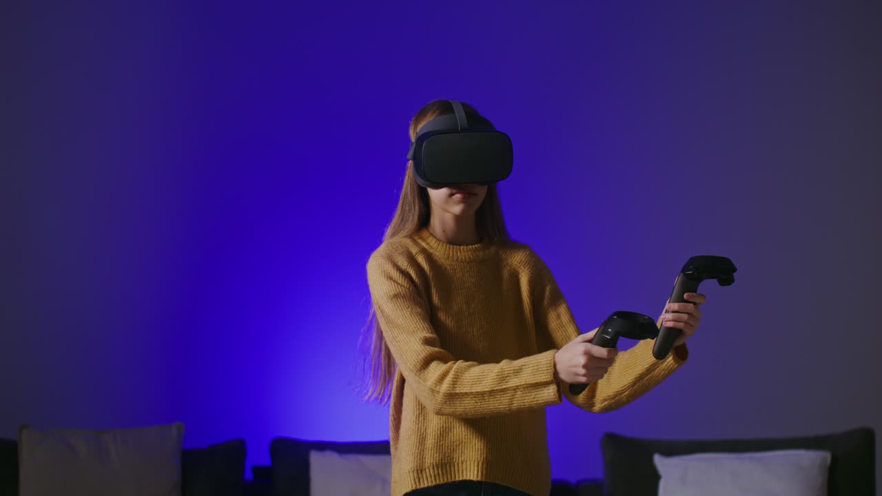 adolescente che si diverte con l'esperienza della realtà virtuale