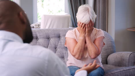 Mujer-Mayor-Angustiada-Que-Tiene-Terapia-Con-Un-Psicólogo