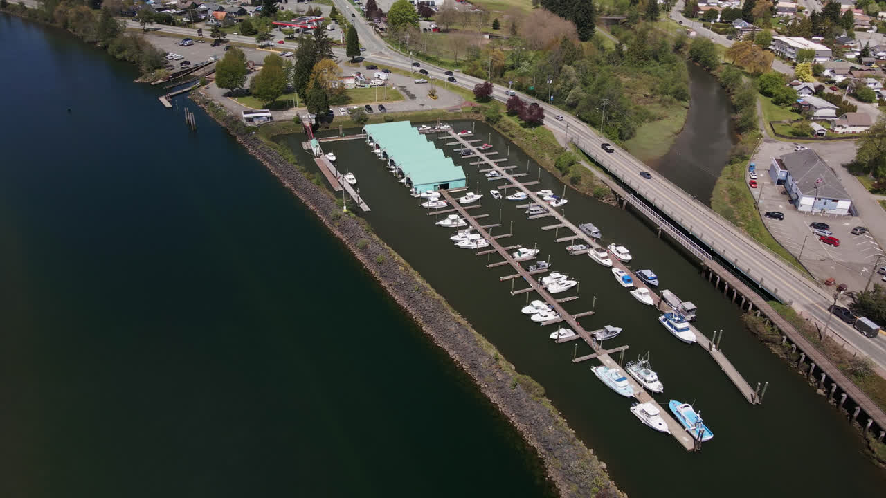 캐나다 브리티시 컬럼비아주 포트 알버니(port alberni)의 선착장에 정박한 하버 키와 보트, 공중 하강 전망