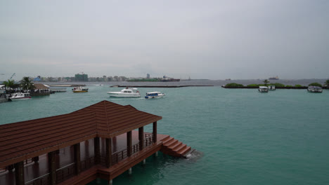 Barcos-Y-Transbordadores-En-El-Puerto-Fuera-Del-Aeropuerto-De-Velana-En-Hulhule