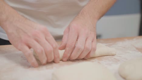 panadero preparando masa fresca para la baguette, las manos cerradas