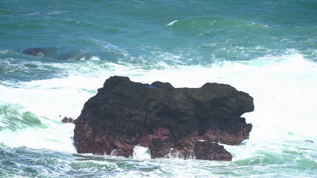 바다의 산호암은 바다의 파도에 부 ⁇ 힌다.