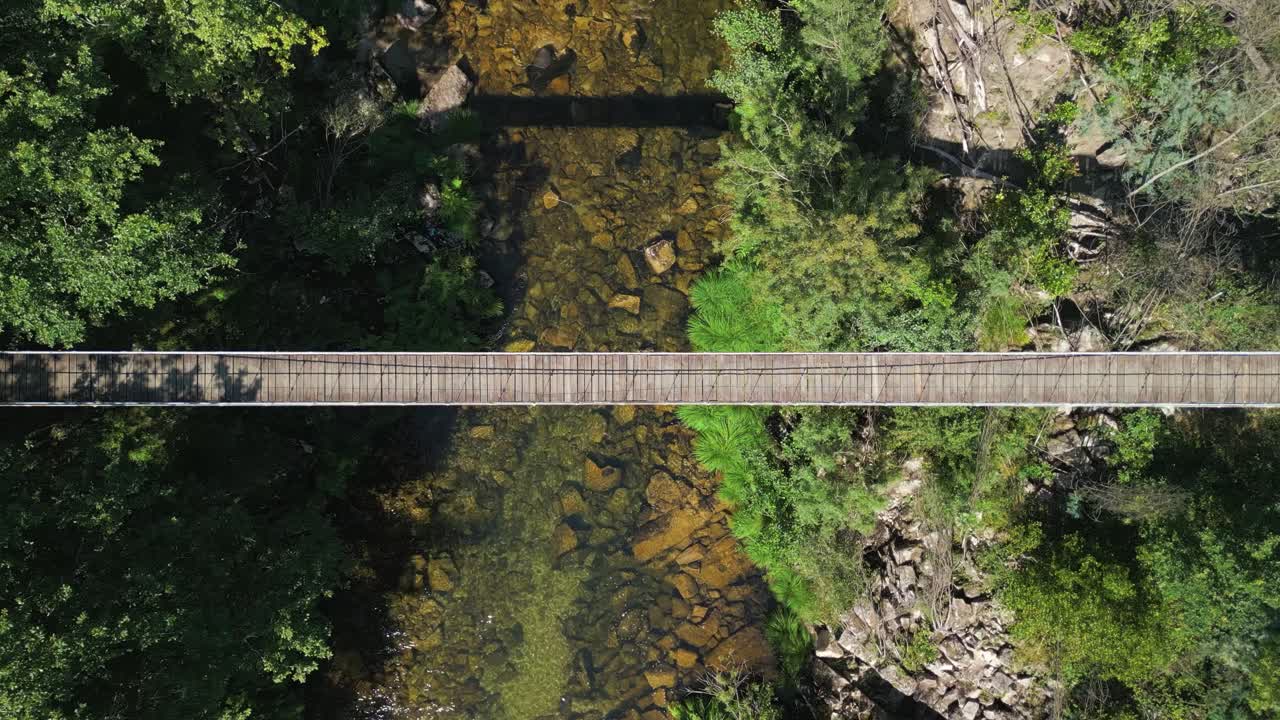 vista aérea del puente colgante de calvelo, puente colgado de madera en pontevedra, españa