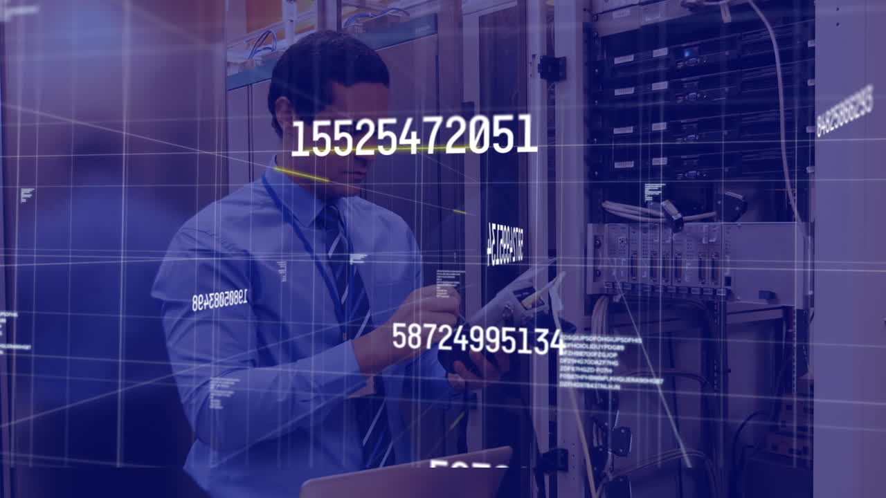 animación del procesamiento de datos sobre un hombre de negocios biracial en la sala de servidores