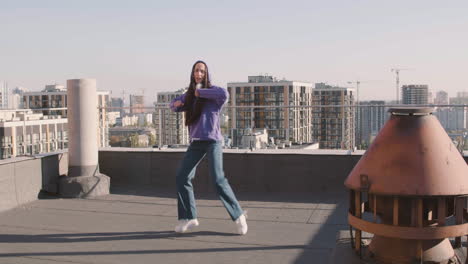 Brünette-Frau-Auf-Einer-Terrasse