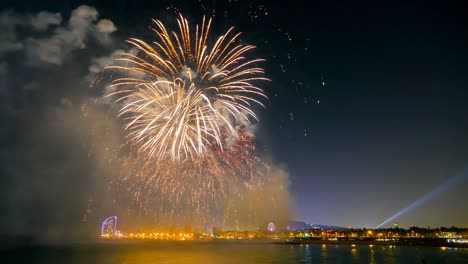 fuegos artificiales sobre el mar en barcelona