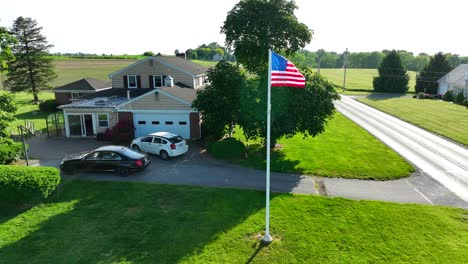 Charmantes-Gehöft-Mit-Draußen-Geparkten-Autos,-Die-Stolz-Die-US-Flagge-Zeigen