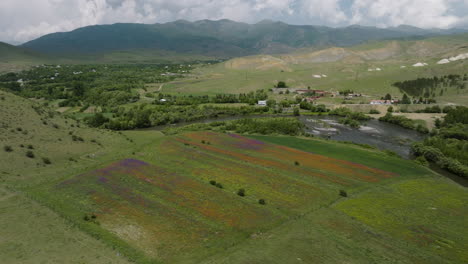 paisaje escénico del valle verde con un pequeño pueblo fuera de aspindza en georgia