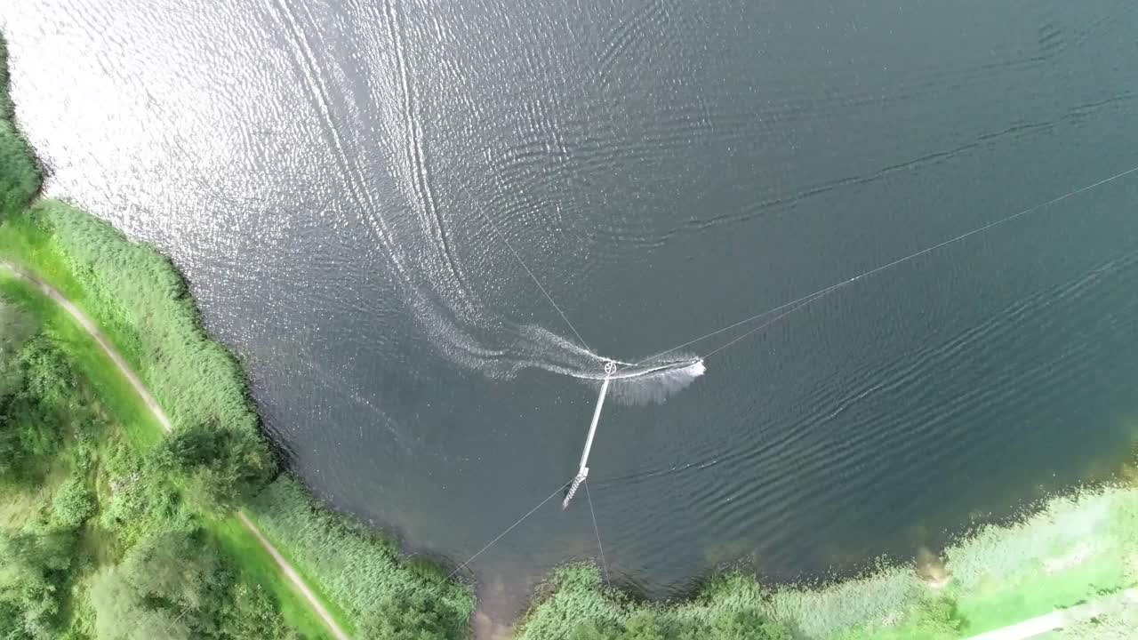 웨이크 보더가 곡선에서 당겨지는 공중 드론  ⁇