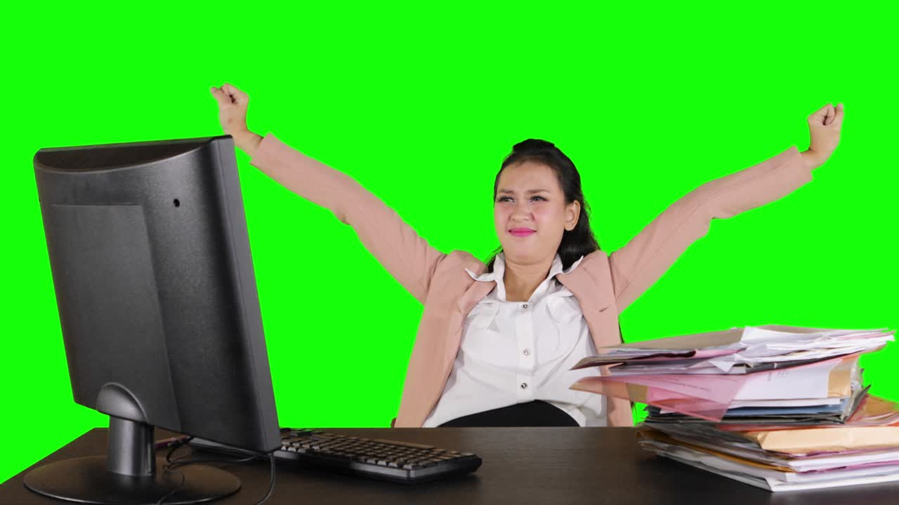 mujer de negocios trabajando con una computadora en el escritorio