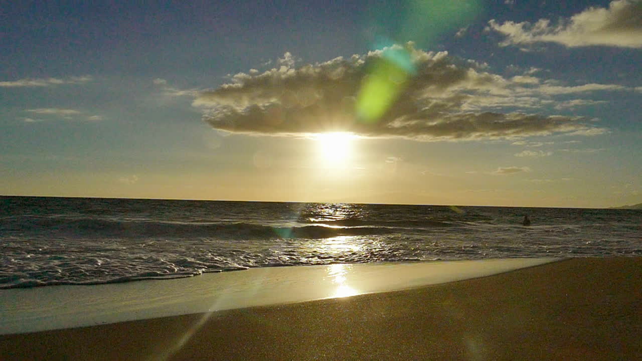 escena de la playa al atardecer