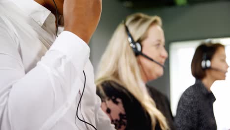 ejecutivos de servicio al cliente hablando en auriculares en el escritorio 4k