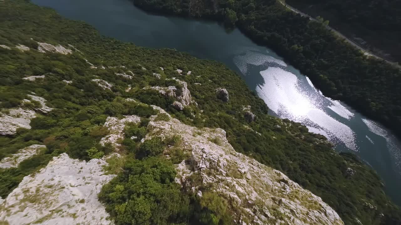 A dynamic freestyle drone flight over the Aliakmonas River, showcasing stunning nature, lush riverbanks, and breathtaking aerial views of Greece’s longest river