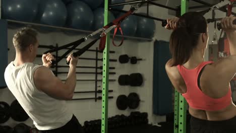 pareja en forma trabajando juntos