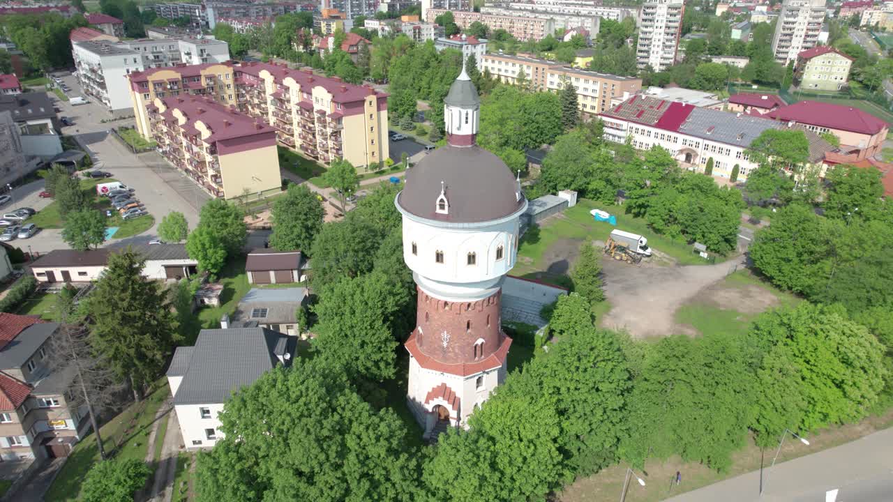 vista aérea de rotación del museo de gotas de agua de la torre de agua en elk, polonia