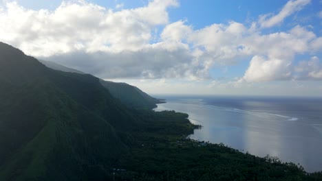 mañana amanecer nubes isla volcán montañas teahupoo tahiti dron aéreo polinesia francesa sur del pacífico canal de olas de surf arrecife wsl surfing lugar olímpico hasta la costa arrecife de coral movimiento hacia adelante